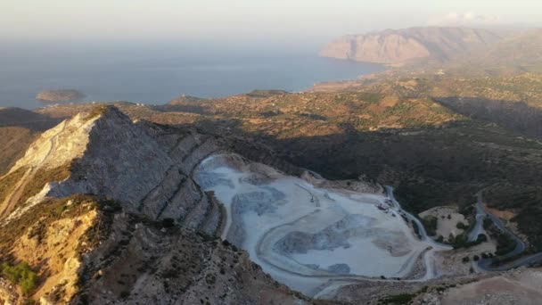 Zicht vanuit de lucht op een gipsmijn aan de kust van Kreta, Griekenland — Stockvideo