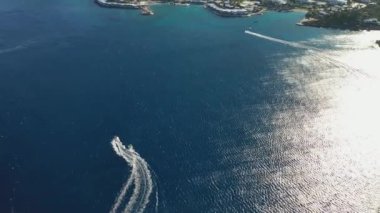 Motorlu bir teknenin tüpü çektiği hava görüntüsü. Elounda, Girit, Yunanistan