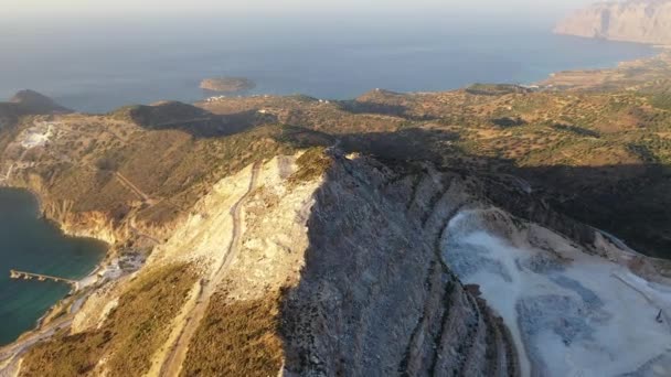 Zicht vanuit de lucht op een gipsmijn aan de kust van Kreta, Griekenland — Stockvideo