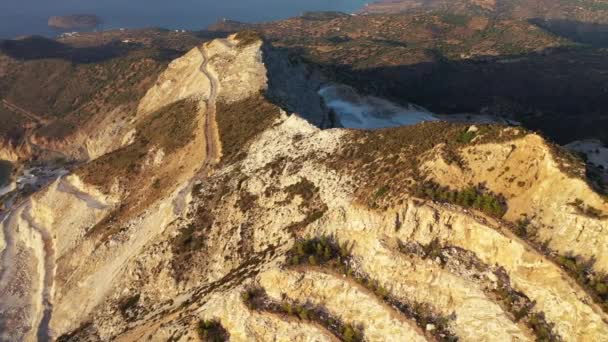 Vue aérienne d'une mine de gypse sur la côte de Crète, Grèce — Video