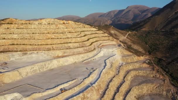 Yunanistan 'ın Girit kıyısındaki bir alçıtaşı madeninin hava manzarası — Stok video
