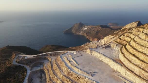 Vista aérea de uma mina de gesso na costa de Creta, Grécia — Vídeo de Stock