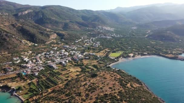 Вигляд з повітря на море і узбережжя з горами ззаду, Істро, Крит, Греція. — стокове відео
