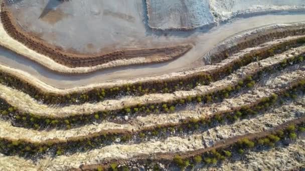 Zicht vanuit de lucht op een gipsmijn aan de kust van Kreta, Griekenland — Stockvideo