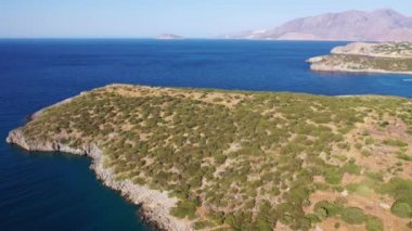 Arka planda dağların olduğu deniz ve kıyı manzarası, Istro, Girit, Yunanistan.