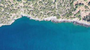 Arka planda dağların olduğu deniz ve kıyı manzarası, Istro, Girit, Yunanistan.