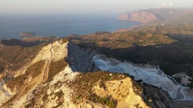 Yunanistan 'ın Girit kıyısındaki bir alçıtaşı madeninin hava manzarası