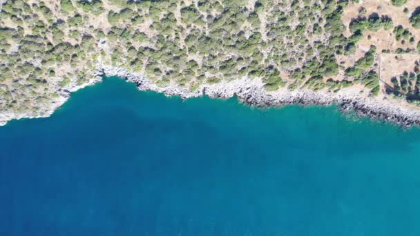 Vista aérea do mar e da costa com as montanhas ao fundo, Istro, Creta, Grécia . — Vídeo de Stock