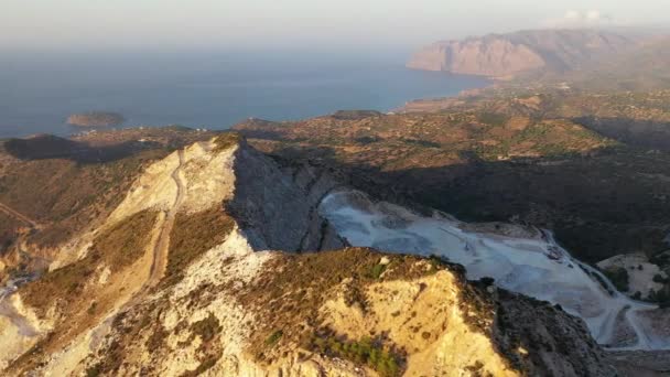 Vue aérienne d'une mine de gypse sur la côte de Crète, Grèce 
