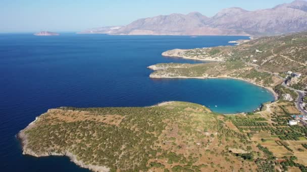 Arka planda dağların olduğu deniz ve kıyı manzarası, Istro, Girit, Yunanistan. — Stok video