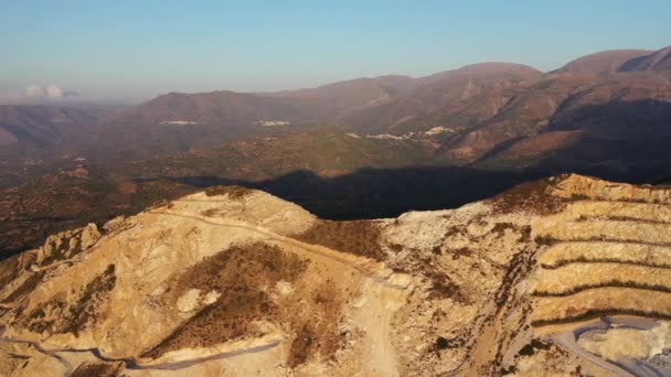 Vue aérienne d'une mine de gypse sur la côte de Crète, Grèce 