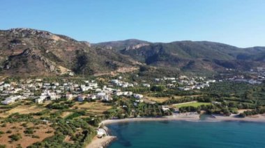 Arka planda dağların olduğu deniz ve kıyı manzarası, Istro, Girit, Yunanistan.