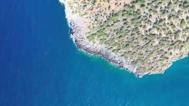 Arka planda dağların olduğu deniz ve kıyı manzarası, Istro, Girit, Yunanistan.