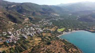 Arka planda dağların olduğu deniz ve kıyı manzarası, Istro, Girit, Yunanistan.