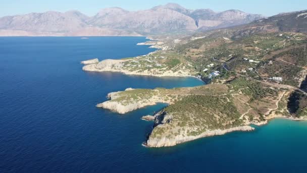 Widok z lotu ptaka na morze i wybrzeże z górami w tle, Istro, Kreta, Grecja. — Wideo stockowe