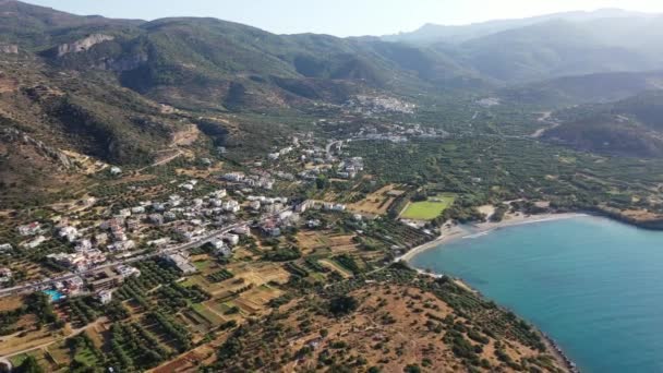 Widok z lotu ptaka na morze i wybrzeże z górami w tle, Istro, Kreta, Grecja. — Wideo stockowe