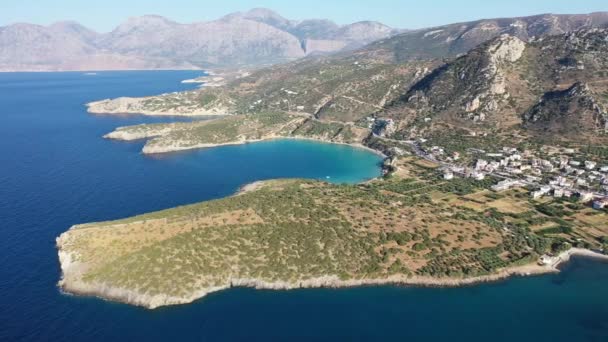 Uitzicht vanuit de lucht op zee en de kustlijn met bergen op de achtergrond, Istro, Kreta, Griekenland. — Stockvideo