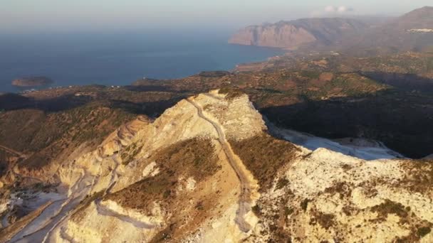 ギリシャクレタ島沿岸の石膏採石場鉱山の空中ビュー — ストック動画