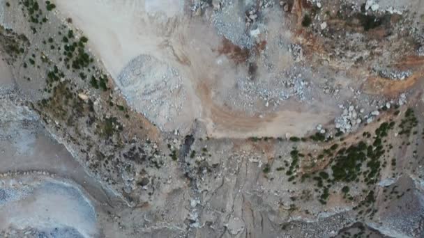 Vista aérea de una mina de yeso en la costa de Creta, Grecia — Vídeos de Stock