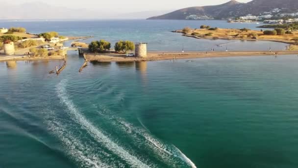 Повітряний вид на моторний човен у глибокому блакитному морі. Колокіта (Крит, Греція). — стокове відео