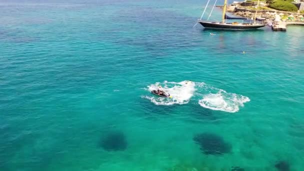 Vista aérea de uma pessoa flyboarding no mar. Elounda, Creta, Grécia — Vídeo de Stock