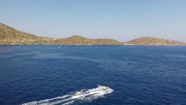 地中海、クレタ島、ギリシャのボートの空中ビュー — ストック動画