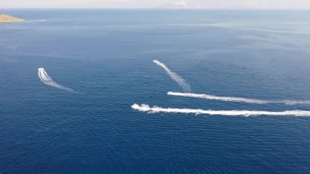 Vista aérea de barcos en el mar Mediterráneo, Creta, Grecia — Vídeo de stock