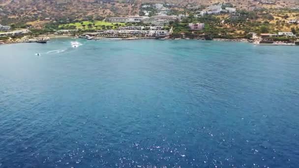 人は、海の中で飛行の空中ビュー。ギリシャクレタ島エルンダ — ストック動画