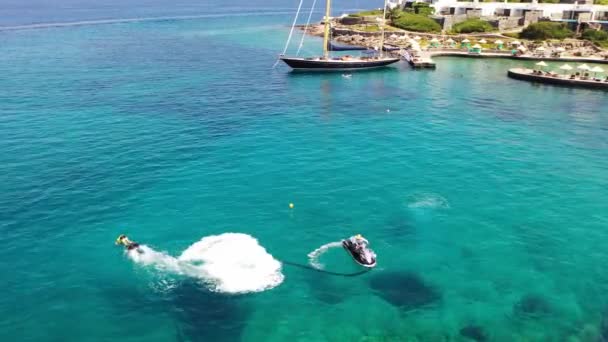 Vista aérea de una persona flyboarding en el mar. Elounda, Creta, Grecia — Vídeos de Stock