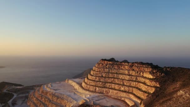 Vue aérienne d'une mine de gypse sur la côte de Crète, Grèce 