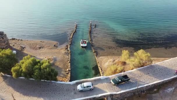 Veduta aerea di una barca a motore in un mare blu intenso. Isola di Kolokitha, Creta, Grecia — Video Stock