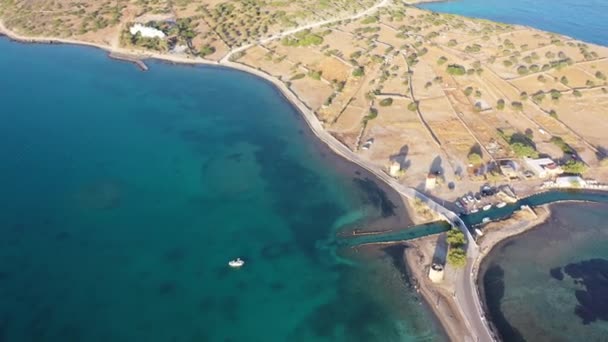 Vista aérea de um barco a motor em um mar de cor azul profundo. Kolokitha Island, Creta, Grécia — Vídeo de Stock