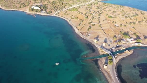 Luchtfoto van een motorboot in een diepblauwe zee. Kolokitha Island, Kreta, Griekenland — Stockvideo