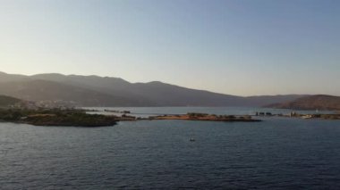 Koyu mavi bir denizde, motorlu bir teknenin havadan görünüşü. Kolokitha Adası, Girit, Yunanistan