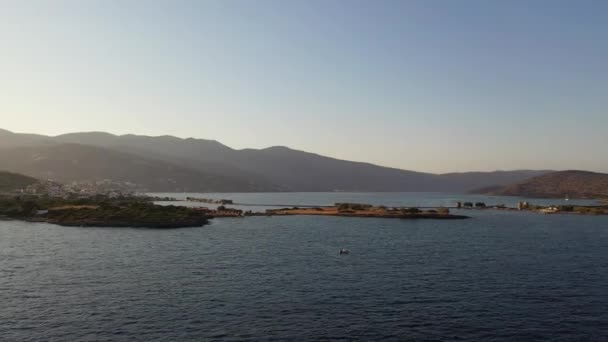 Veduta aerea di una barca a motore in un mare blu intenso. Isola di Kolokitha, Creta, Grecia — Video Stock