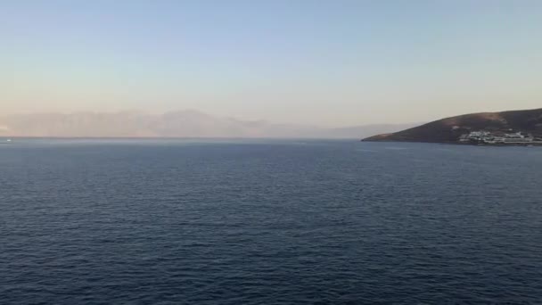 Vue aérienne d'un bateau à moteur dans une mer de couleur bleu profond. Île de Kolokitha, Crète, Grèce 