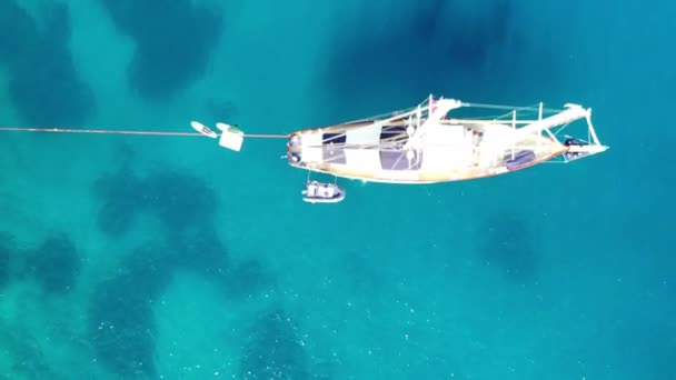 Letecký pohled na zakotvenou jachtu poblíž ostrova Spinalonga, Kréta, Řecko — Stock video