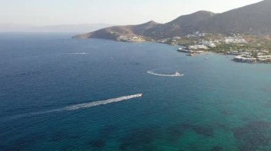 Bir su kayakçısını çeken motorlu teknenin hava görüntüsü. Elounda, Girit, Yunanistan