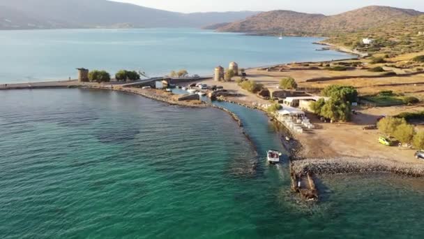 Vue aérienne d'un bateau à moteur dans une mer de couleur bleu profond. Île de Kolokitha, Crète, Grèce — Video