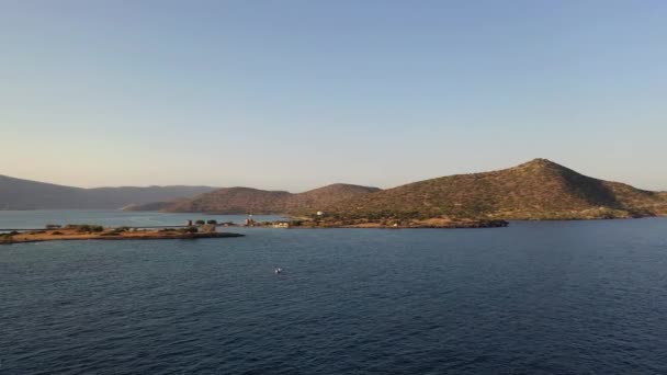 Luchtfoto van een motorboot in een diepblauwe zee. Kolokitha Island, Kreta, Griekenland — Stockvideo