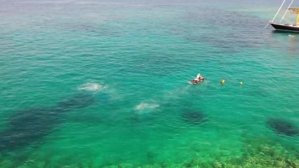 Vista aérea de una persona flyboarding en el mar. Elounda, Creta, Grecia — Vídeos de Stock