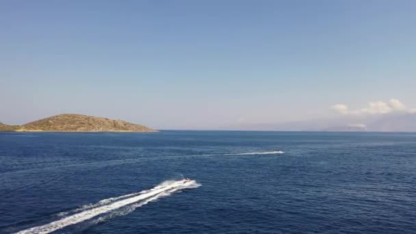 Vue aérienne des bateaux dans la mer Méditerranée, Crète, Grèce — Video