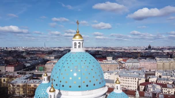 Vista aérea de la iglesia ortodoxa Trinity Cathedral, San Petersburgo, Rusia — Vídeo de stock