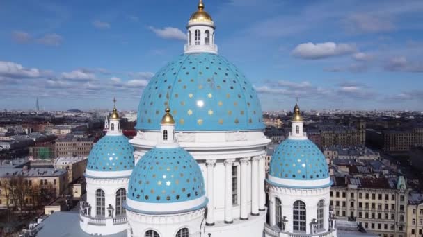 Vue aérienne de l'église orthodoxe de la cathédrale Trinity, Saint-Pétersbourg, Russie — Video