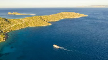 Turistlerle dolu bir teknenin hava manzarası. Elounda, Girit, Yunanistan
