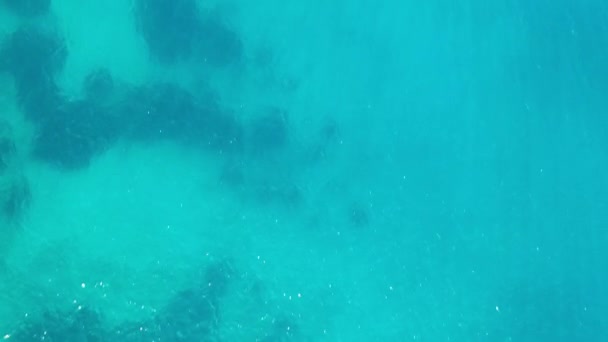 Vista aérea de un yaht amarrado cerca de la isla Spinalonga, Creta, Grecia — Vídeo de stock