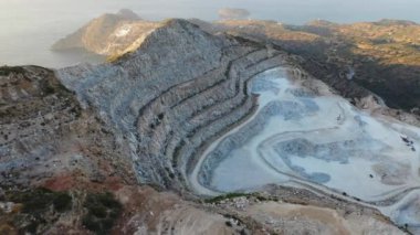 Yunanistan 'ın Girit kıyısındaki bir alçıtaşı madeninin hava manzarası