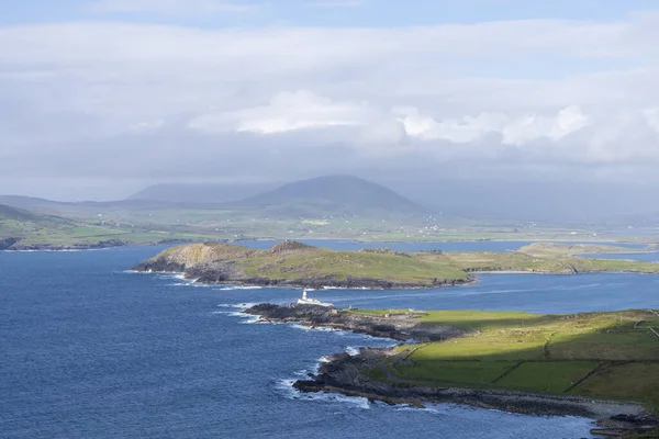 Bella vista sul faro di Valentia Island a Cromwell Point. Luoghi da visitare sulla Wild Atlantic Way. Panoramica delle contee irlandesi nella soleggiata giornata estiva, contea di Kerry, Irlanda . — Foto Stock