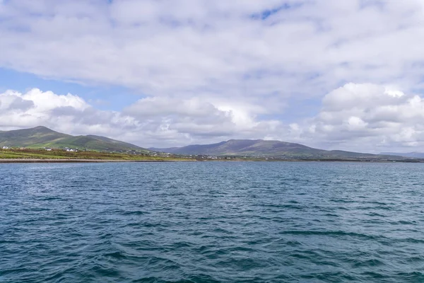 Vacker flygutsikt över Beginish Island. Platser värda att besöka på Wild Atlantic Way. Naturskönt irländskt län på solig sommardag, grevskapet Kerry, Irland. — Stockfoto