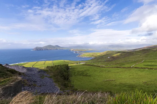 Bella vista sul faro di Valentia Island a Cromwell Point. Luoghi da visitare sulla Wild Atlantic Way. Panoramica delle contee irlandesi nella soleggiata giornata estiva, contea di Kerry, Irlanda . — Foto Stock